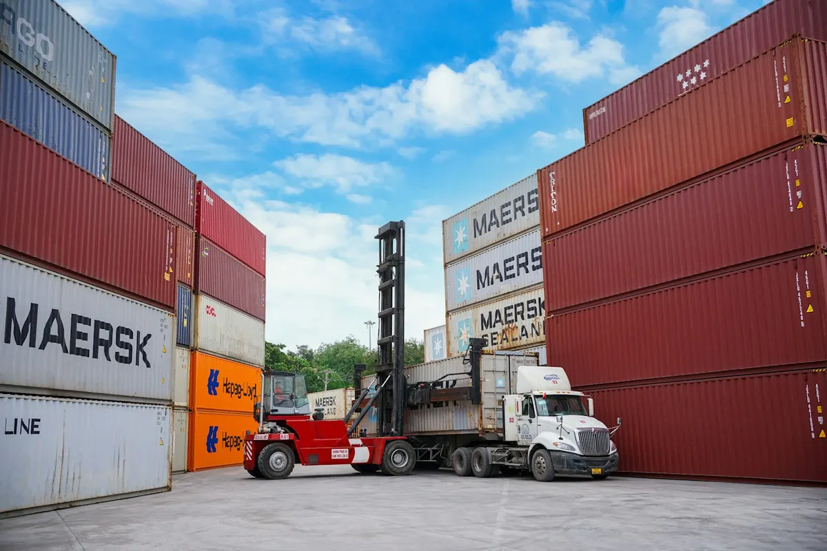 Rebocador industrial ou empilhadeira: comparação de uso Empilhadeira movimentando carga em pátio, comparação entre rebocador industrial ou empilhadeira