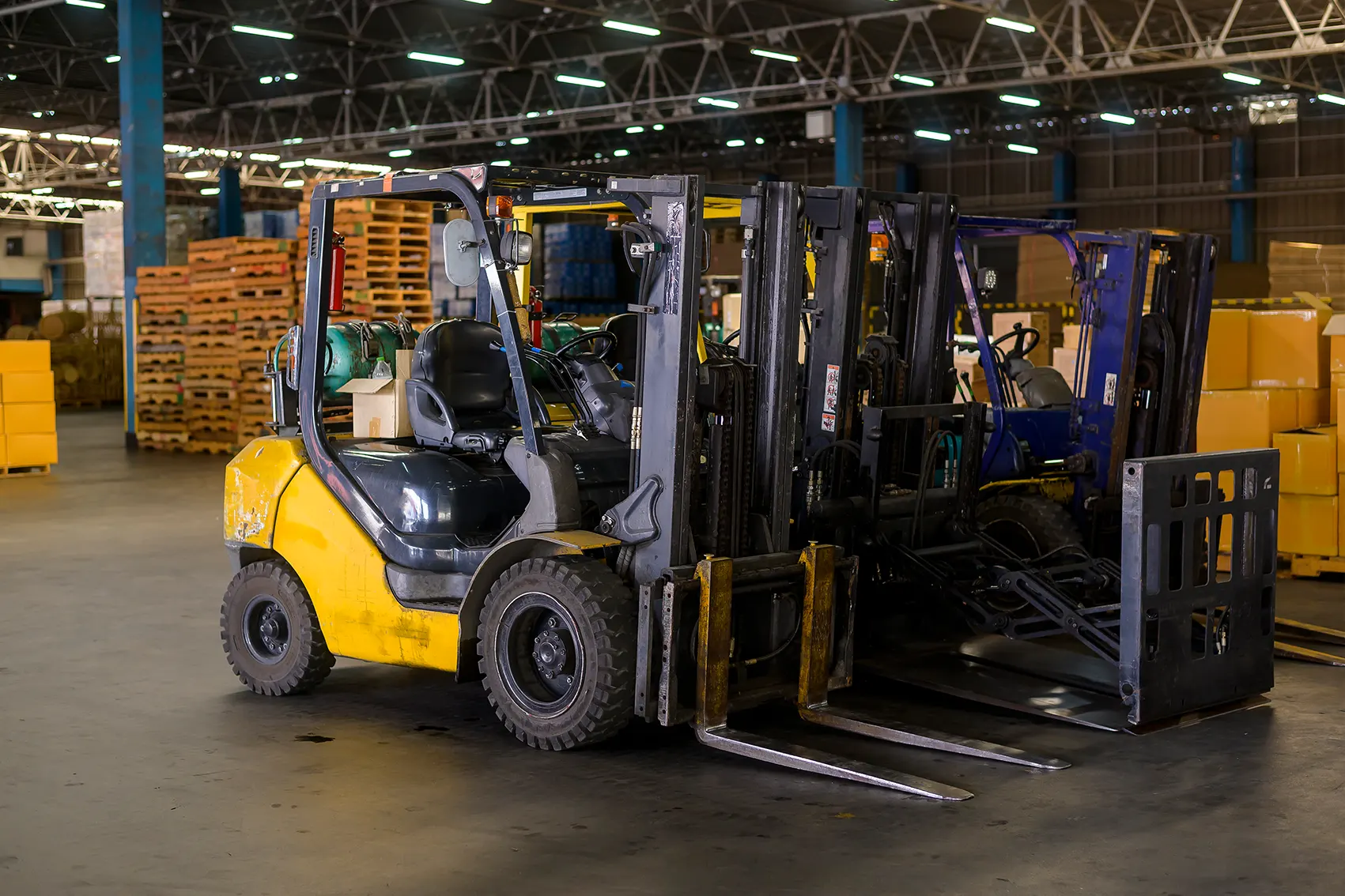 Comprar ou alugar empilhadeira: máquina em operação em empresa de Brasília