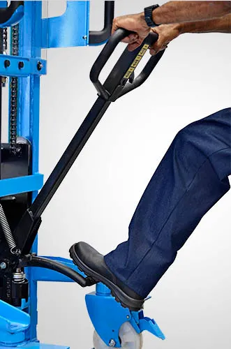 Operador usando o pedal de subida e o timão da linha manual Paletrans, mesmo conjunto da PM319T