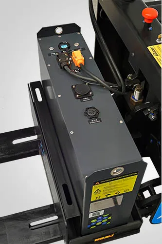 Compartimento da bateria tracionária do Paletrans TE25 com conectores e painel