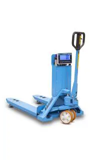 Transpalete com balança digital Paletrans em galpão de distribuição